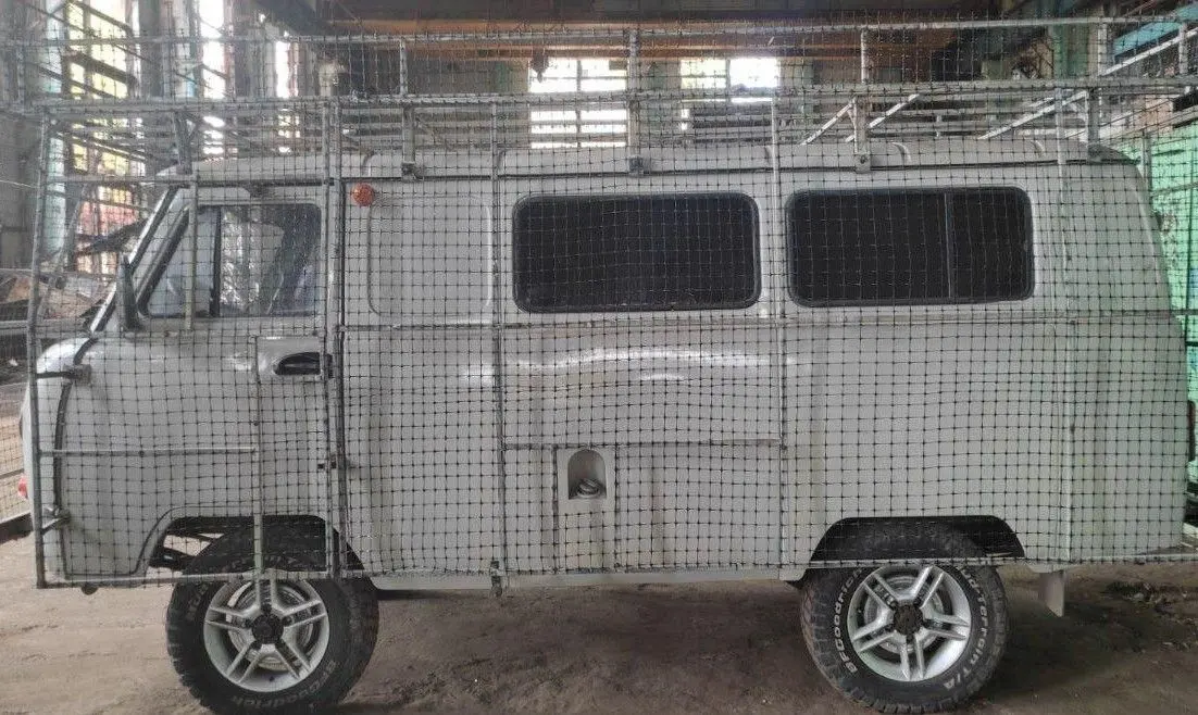 Крупный план: каркас с натянутым полотном антидроновой сетки с ячейкой 40×40 мм