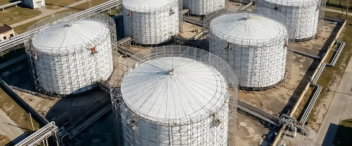 Вид с высоты: резервуарный парк, над каждым резервуаром купол защитной сетки